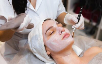 Doctor explaining anti-aging medicine and cellular rejuvenation therapies during Fellowship in Aesthetic & Anti-Aging Medicine (FAAM) training at Amaraa IIMAC Pune